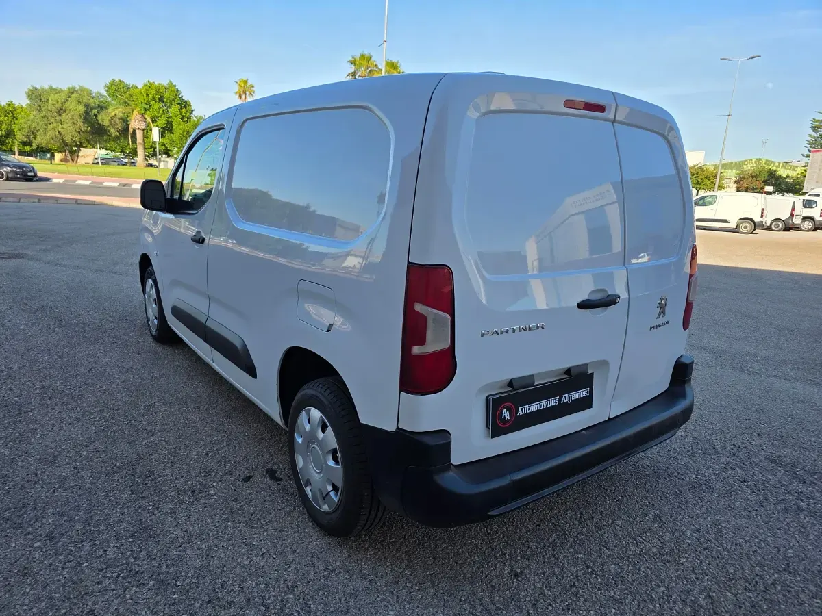 Usado Peugeot Partner 98 CV (72 kW) 2022 Blanco Monovolumen