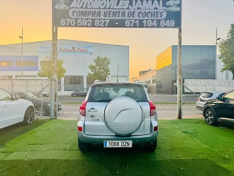 Usado Toyota RAV4 Executive 136 CV (100 kW) 2006 Gris / plata SUV