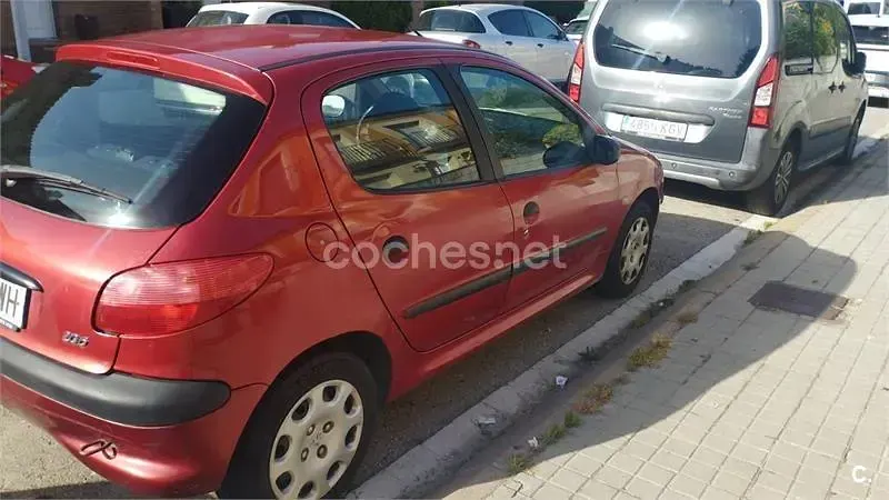 Usado Peugeot 206 75 CV (55 kW) 2002 Rojo Berlina