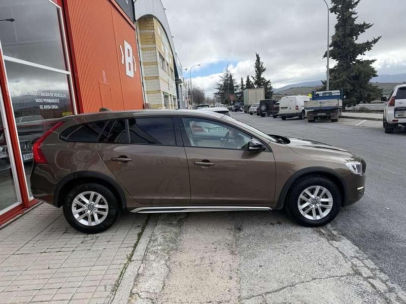 Usado Volvo V60 CC Momentum 150 CV (110 kW) 2016 Burdeos Familiar