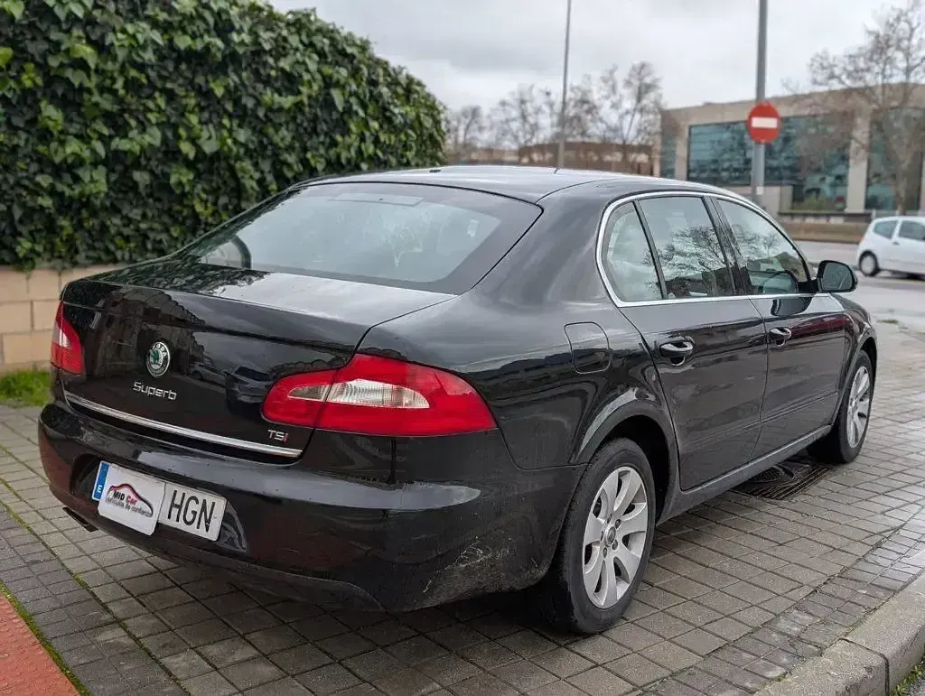 Begagnad Skoda Superb Elegance 160 HK (117 kW) 2011 Svart