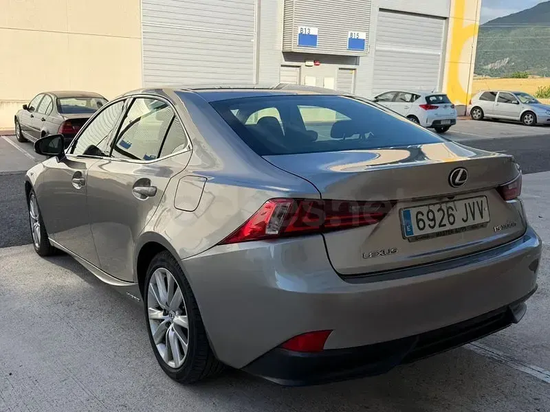 Usado Lexus IS300h Executive Line 223 CV (164 kW) 2017 Gris / plata Berlina