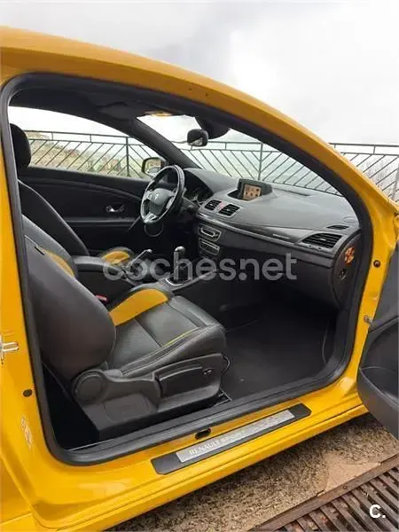 Usado Renault Mégane III 250 CV (183 kW) 2011 Amarillo Berlina
