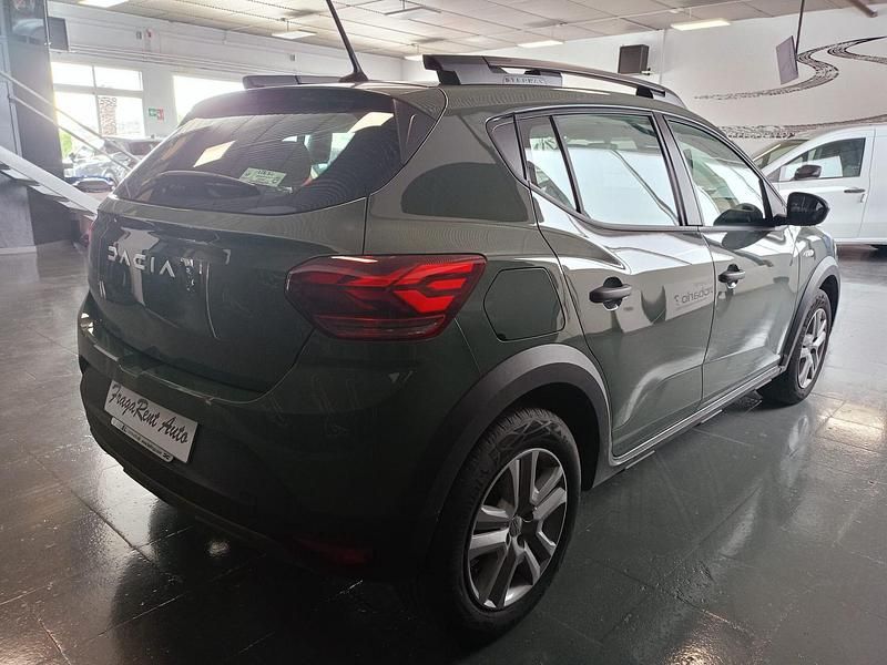 Usado Dacia Sandero Essentiel 91 CV (66 kW) 2023 Verde Berlina