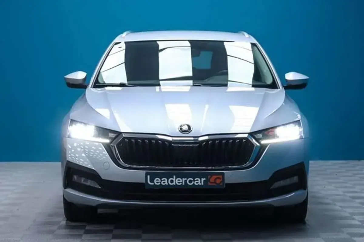 Usado Skoda Octavia Ambition 150 CV (110 kW) 2022 Plateado Familiar
