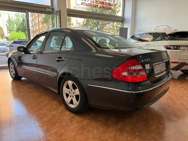Usado Mercedes E220 Avantgarde 150 CV (110 kW) 2005 Azul Familiar