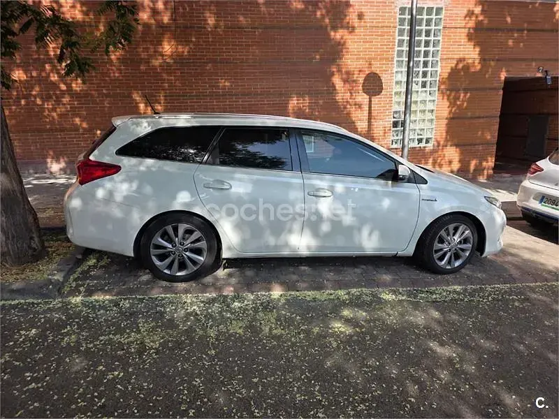 Usado Toyota Auris Hybrid Advance 136 CV (100 kW) 2015 Blanco Familiar