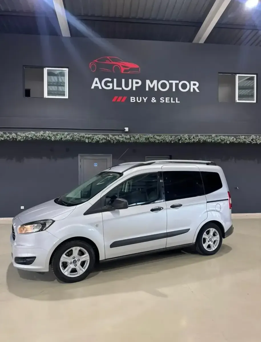 Usado Ford Tourneo Courier Titanium 100 CV (73 kW) 2017 Gris / plata Monovolumen