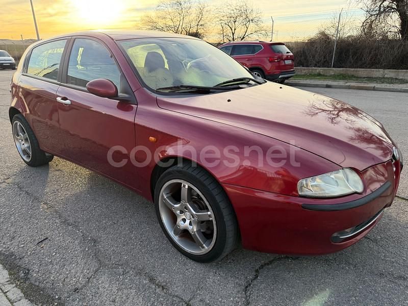 Usado Alfa Romeo 147 Distinctive 120 CV (88 kW) 2002 Granate Utilitario