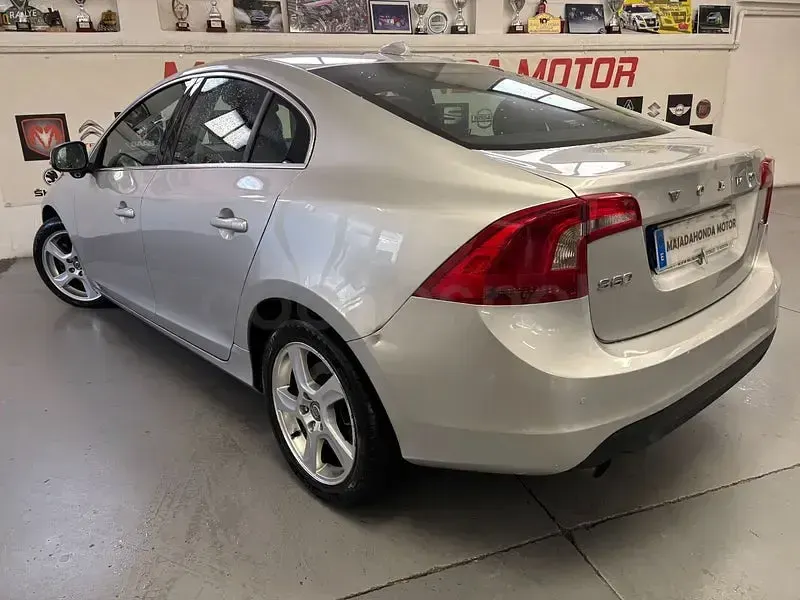 Usado Volvo S60 Momentum 163 CV (119 kW) 2011 Gris / plata Berlina