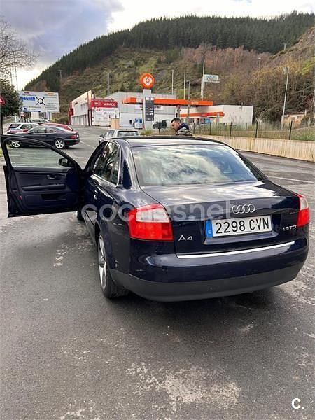 Usado Audi A4 130 CV (95 kW) 2004 Azul Berlina
