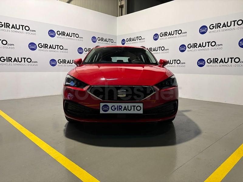 Usado Seat Leon Style 110 CV (80 kW) 2022 Granate Familiar