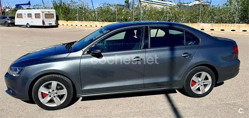 Usado VW Jetta Advance 122 CV (89 kW) 2011 Gris / plata Berlina