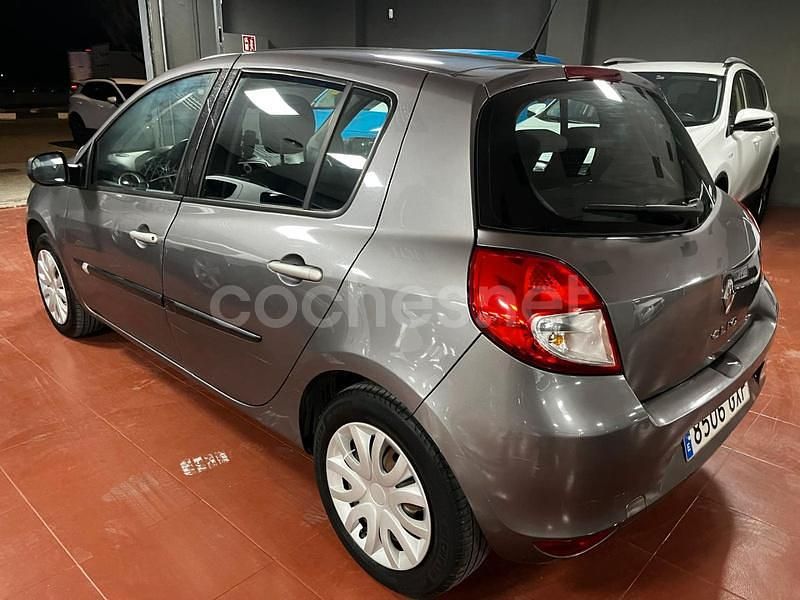 Gris / plata Usado 2010 Renault Clio II Authentique Berlina | 3700 € (Precio justo) - Imagen 1/4