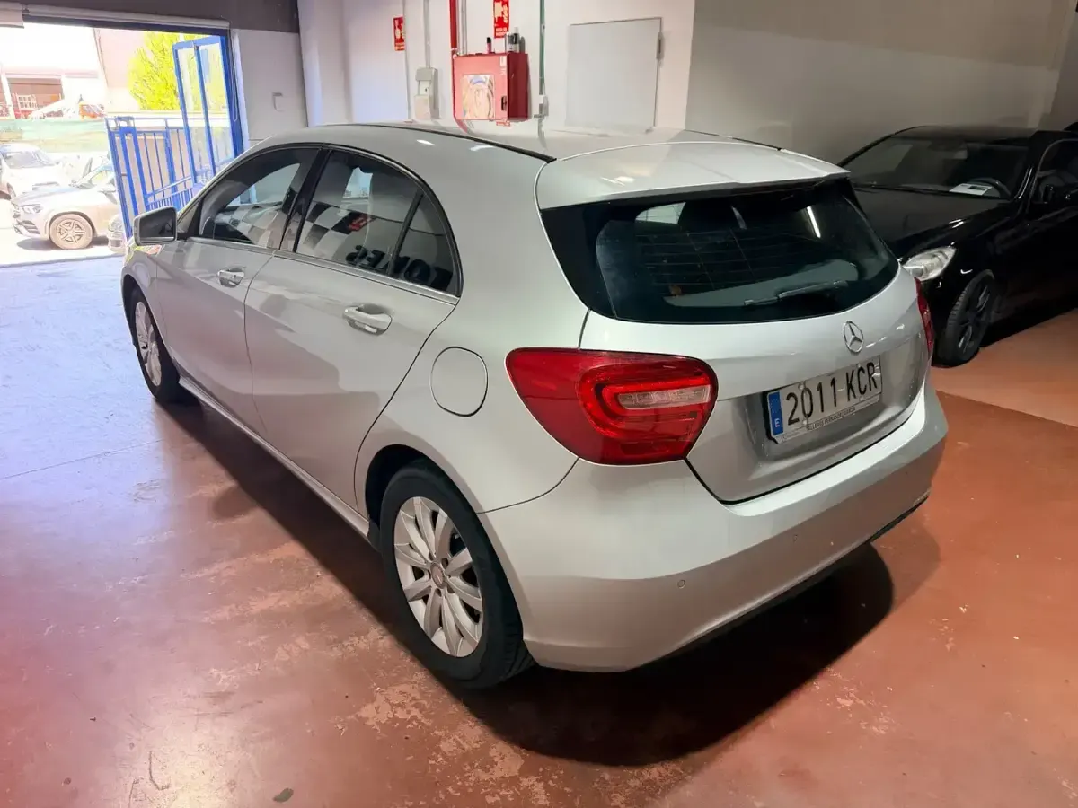 Usado Mercedes A180 109 CV (80 kW) 2015 Gris Utilitario