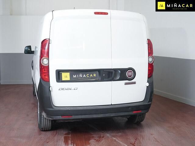 Usado Fiat Doblò 95 CV (69 kW) 2021 Blanco Monovolumen