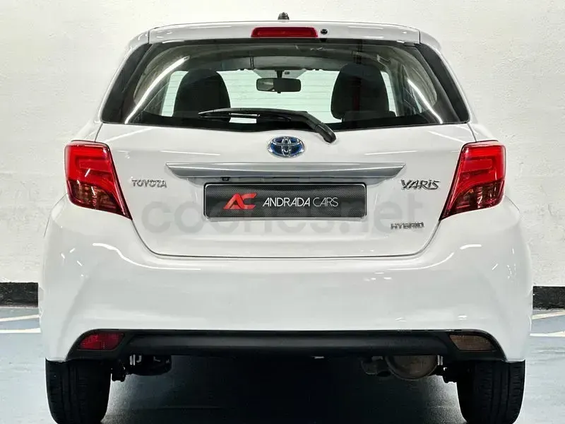 Usado Toyota Yaris Hybrid Active 100 CV (73 kW) 2016 Blanco Berlina