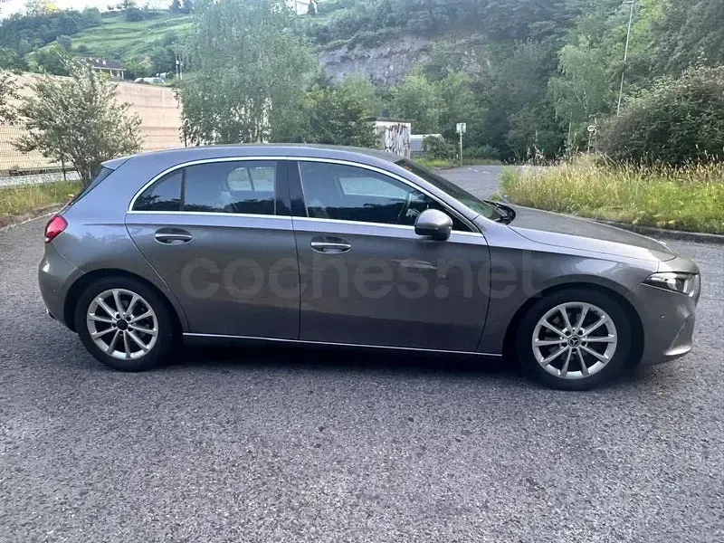 Usado Mercedes A180 116 CV (85 kW) 2018 Gris / plata Berlina