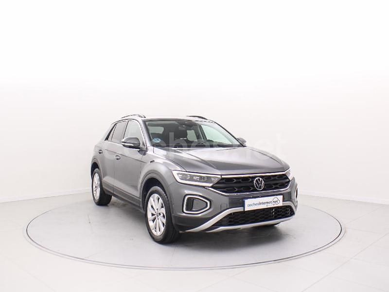 Gris / plata Usado 2024 VW T-Roc Life SUV | 30.989 € (Caro) - Imagen 1/4
