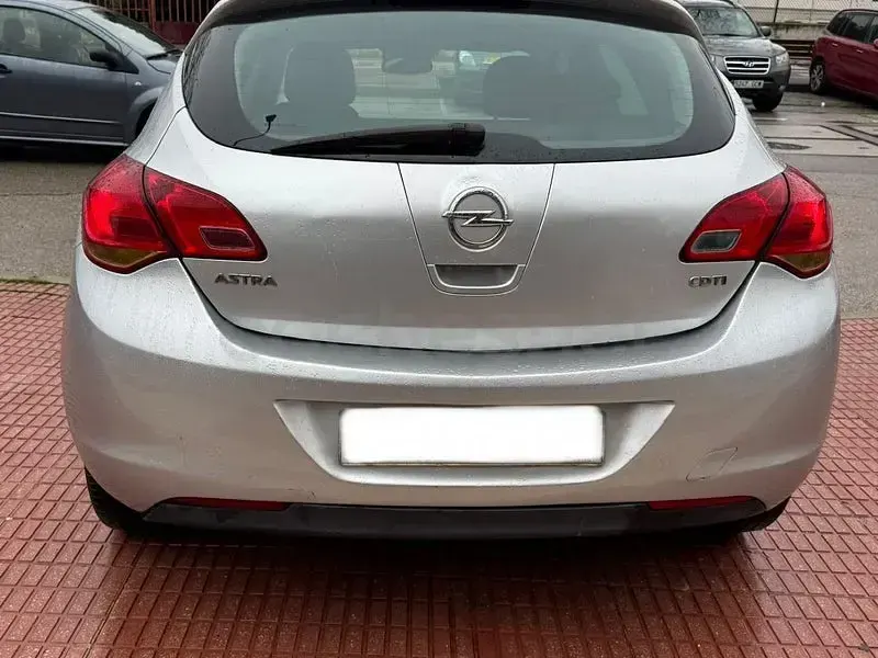 Usado Opel Astra Enjoy 110 CV (80 kW) 2011 Gris / plata Berlina