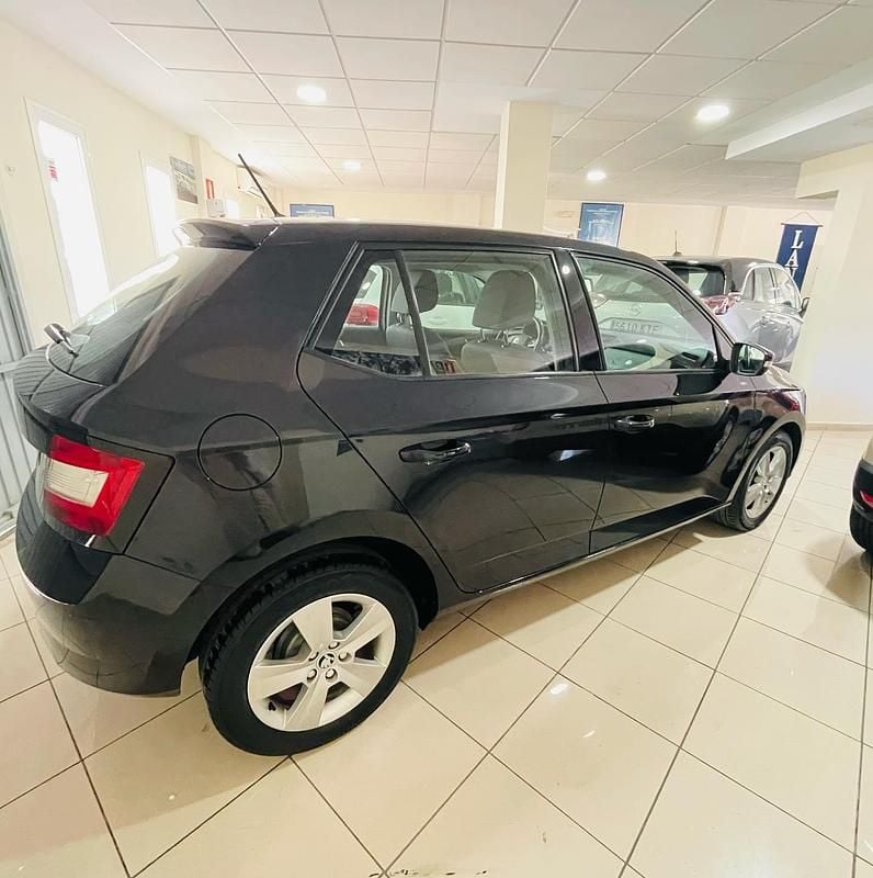 Usado Skoda Fabia Ambition 75 CV (55 kW) 2016 Negro