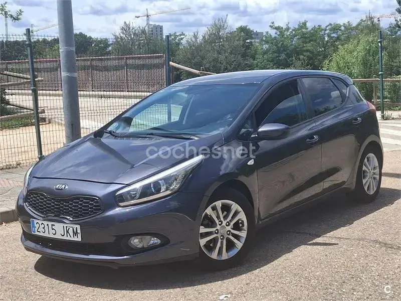 Usado Kia Ceed GT 90 HP (66 kW) 2015 Cinzento Sedan
