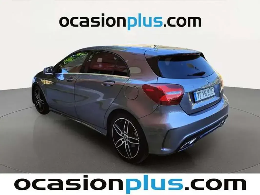 Usado Mercedes A180 122 CV (89 kW) 2018 Gris Utilitario