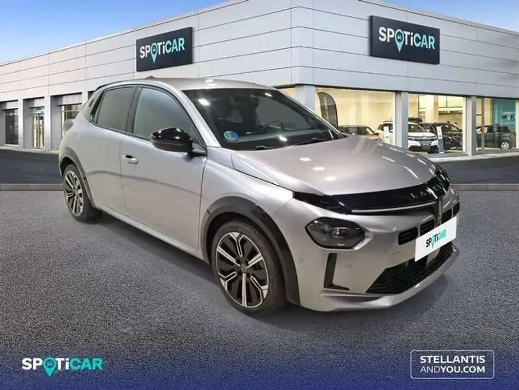 Usado Lancia Ypsilon 101 CV (74 kW) 2025 Negro Utilitario