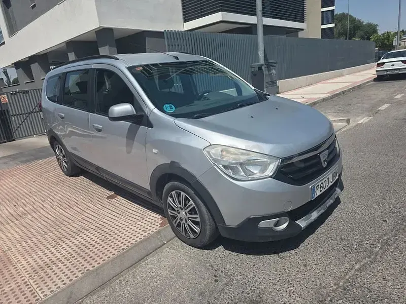 Usado Dacia Lodgy Lauréate 115 CV (84 kW) 2015 Gris / plata Monovolumen