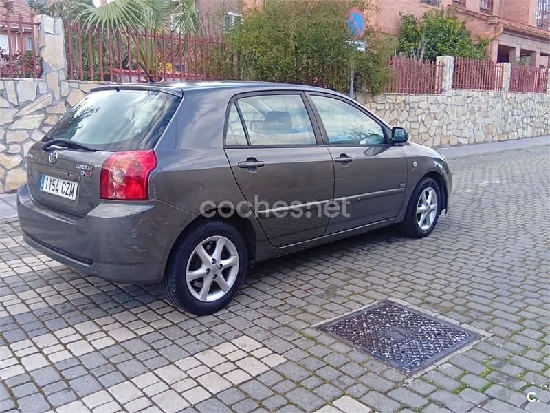 Usado Toyota Corolla Sol 116 CV (85 kW) 2004 Gris / plata Berlina