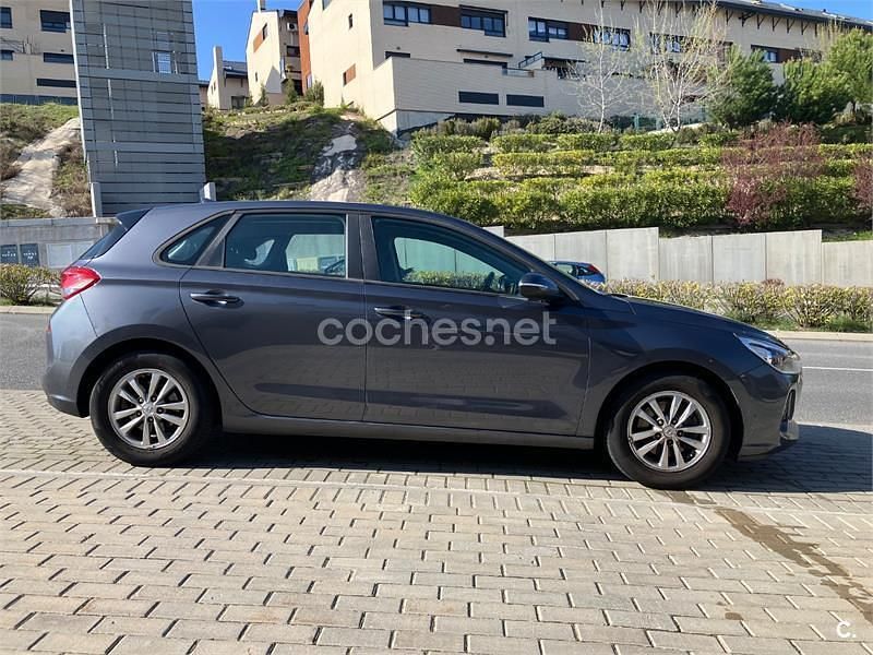 Usado Hyundai i30 120 CV (88 kW) 2017 Gris / plata Berlina