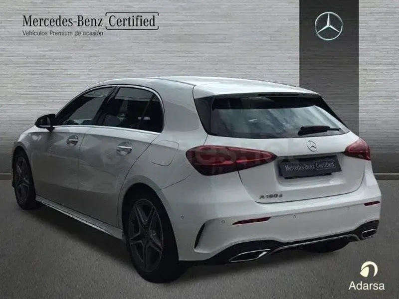 Usado Mercedes A180 AMG line 116 CV (85 kW) 2025 Blanco Berlina