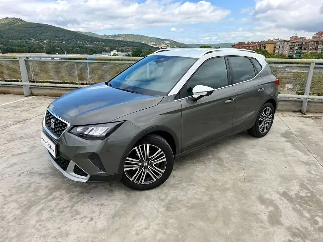 Usado Seat Arona 116 CV (85 kW) 2025 Gris SUV
