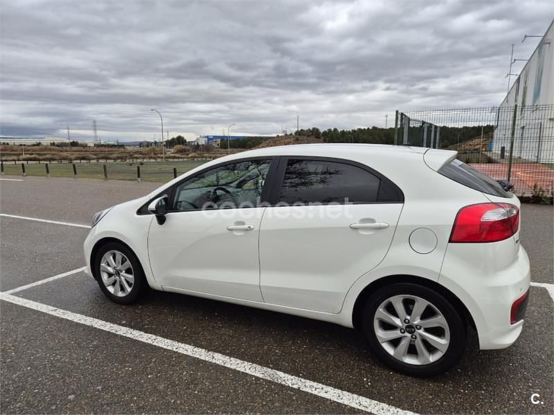 Usado Kia Rio 84 CV (61 kW) 2015 Blanco Berlina