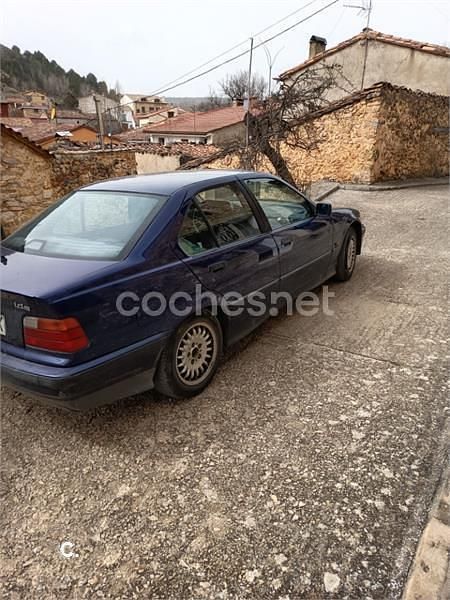 Usado BMW 318 90 CV (66 kW) 1996 Azul Berlina
