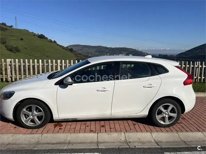 Usado Volvo V40 Momentum 120 CV (88 kW) 2016 Blanco Berlina