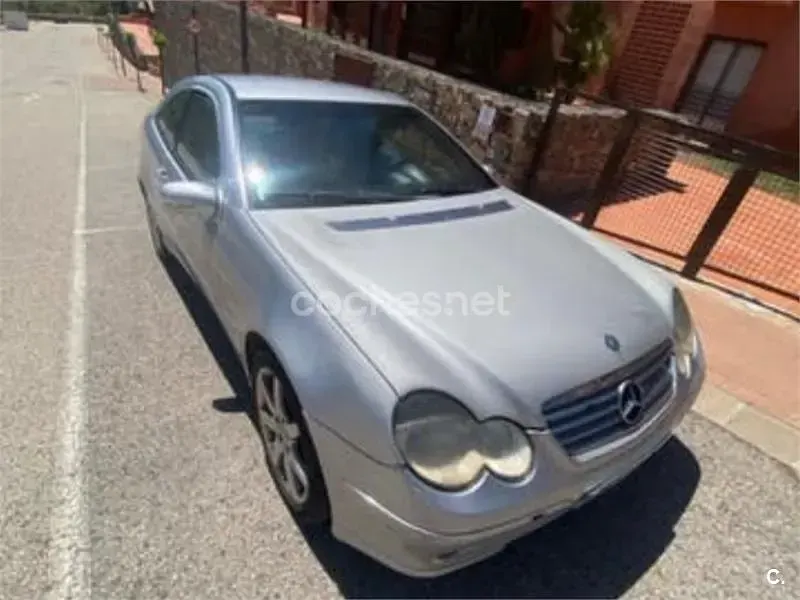 Usado Mercedes C220 143 CV (105 kW) 2003 Gris / plata Berlina
