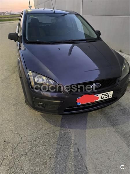 Usado Ford Focus Ghia 109 CV (80 kW) 2005 Gris / plata Berlina