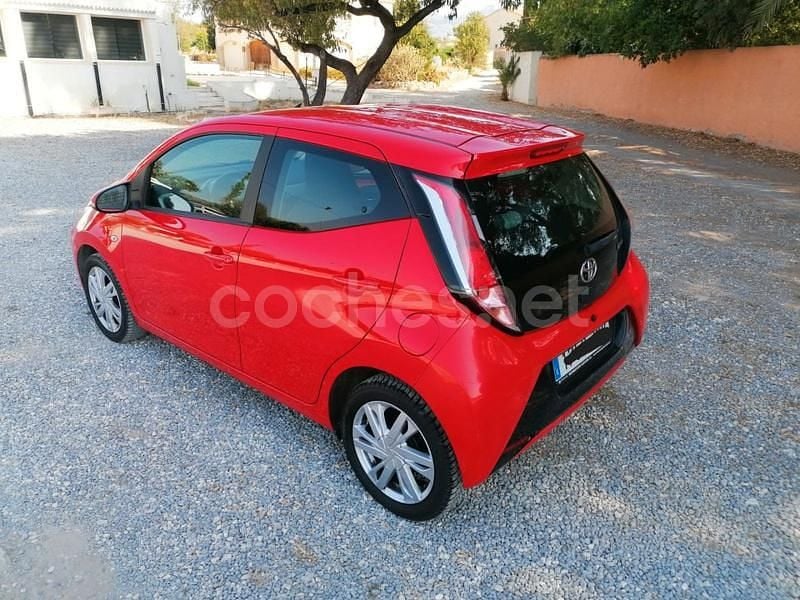 Usado Toyota Aygo X-cite 69 CV (50 kW) 2016 Rojo Utilitario