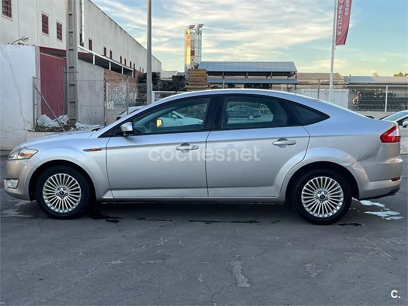 Gris / plata Usado 2008 Ford Mondeo Trend Berlina | 2499 € (Buen precio) - Imagen 1/4