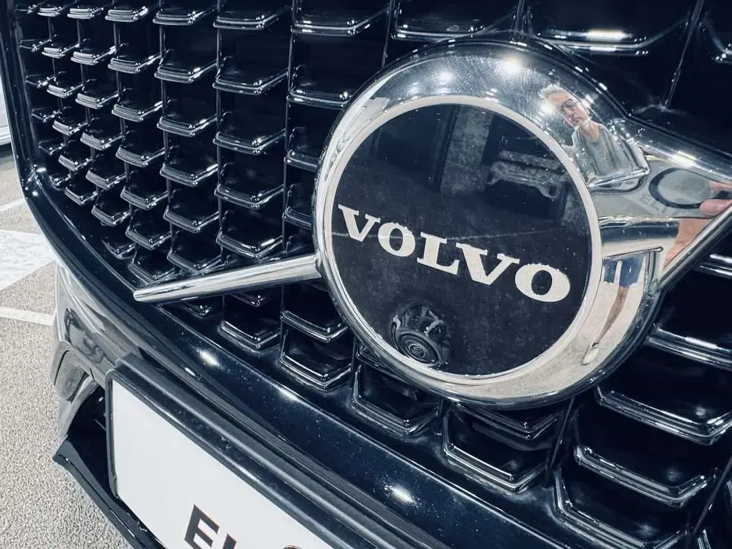 Usado Volvo XC60 R-Design 197 CV (144 kW) 2022 Gris SUV
