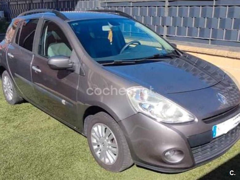 Usado Renault Clio GrandTour Authentique 68 CV (50 kW) 2011 Gris / plata Familiar