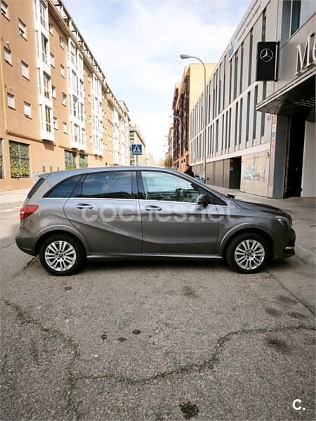 Usado Mercedes B200 156 CV (114 kW) 2017 Gris / plata Monovolumen