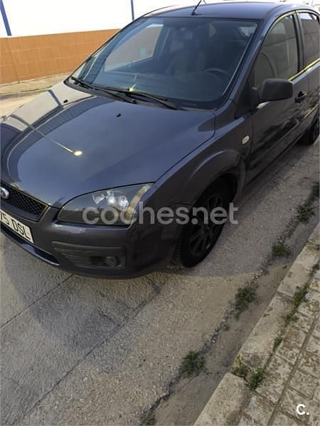 Usado Ford Focus Ghia 109 CV (80 kW) 2005 Gris / plata Berlina