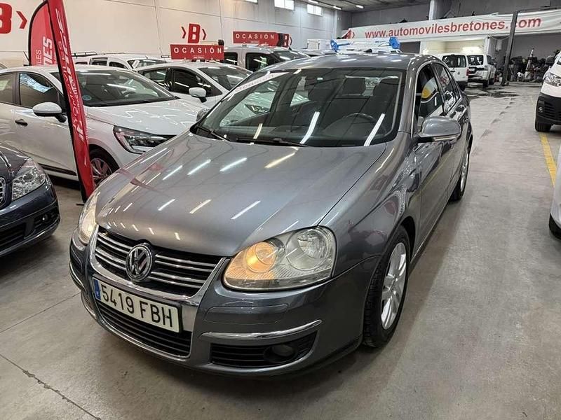 Usado VW Jetta Advance 105 CV (77 kW) 2006 Plateado Utilitario