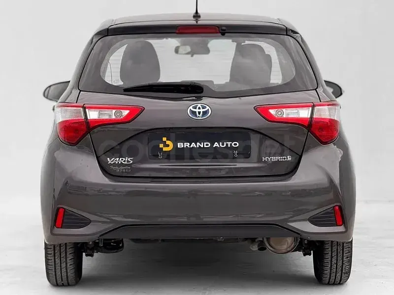 Usado Toyota Yaris Hybrid 100 CV (73 kW) 2017 Gris / plata Berlina