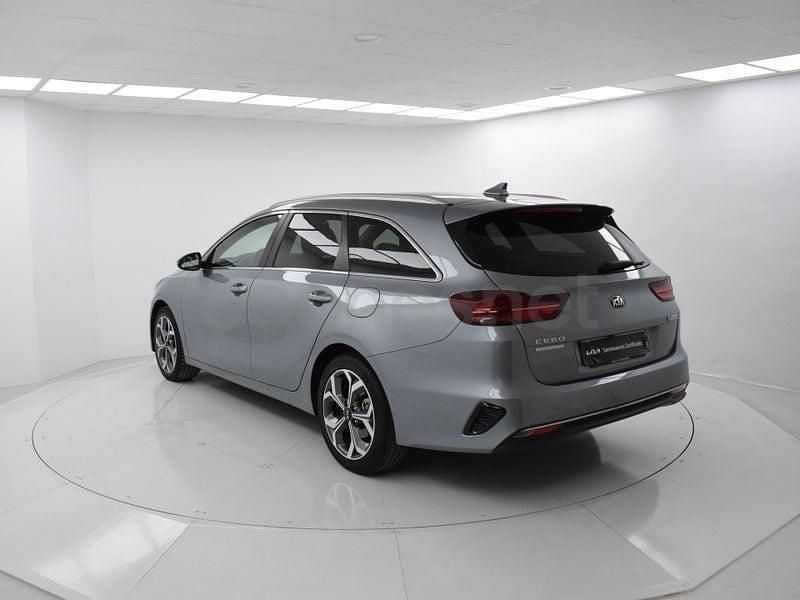 Usado Kia Ceed 136 CV (100 kW) 2022 Gris / plata Utilitario