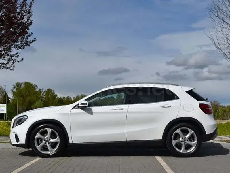 Usado Mercedes GLA200 Urban 136 CV (100 kW) 2019 Blanco SUV