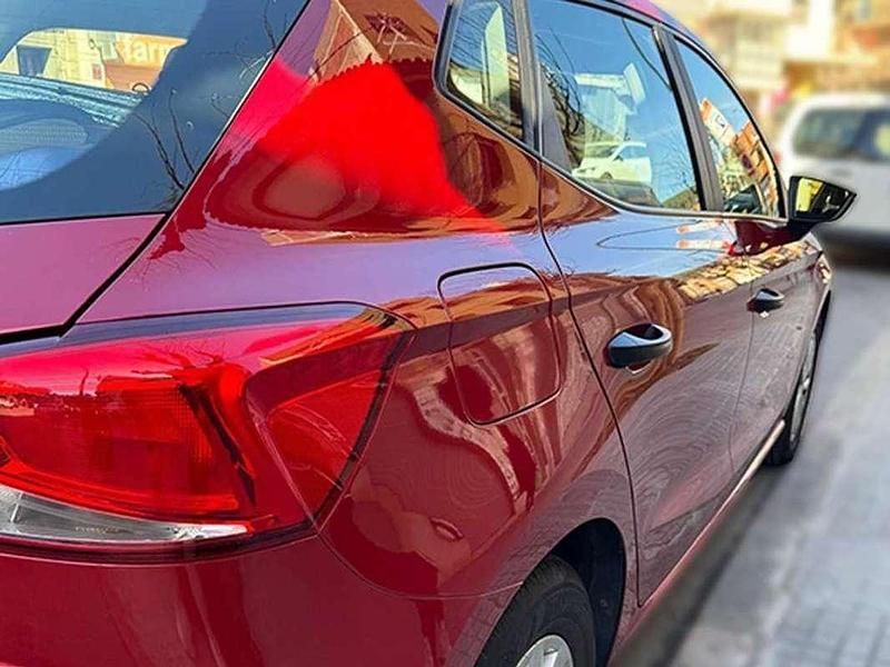 Usado Seat Ibiza Style 75 CV (55 kW) 2020 Rojo Utilitario