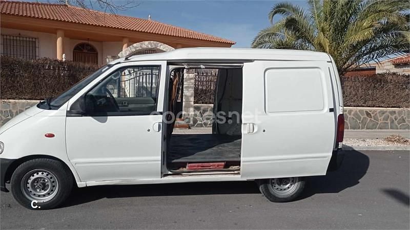 Usado Nissan Cargo 75 CV (55 kW) 2000 Blanco Familiar